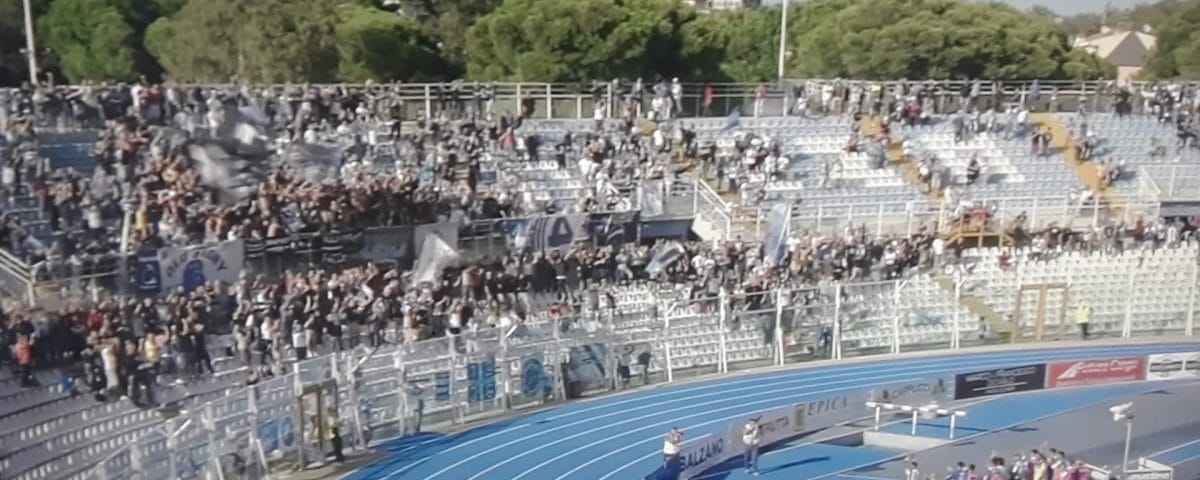 Fine partita: il saluto della Nord alla squadra